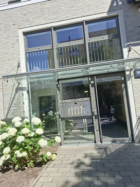 kleine Wohnung mit verglastem Balkon und Einbauküche! — photo 1